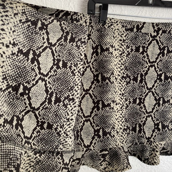Nasty Gal Snake Skin Wrap Mini Skirt Size 2 Faux Wrap Skirt Full Coverage - Picture 5 of 15